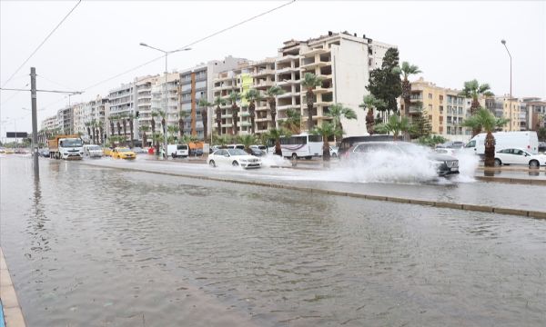 İzmir'de fırtına kabusu: Deniz taştı!