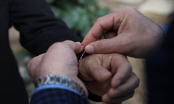 Bulgaristan göçmenleriyle gelen bahar geleneği 'marteniçka' bileklere takıldı