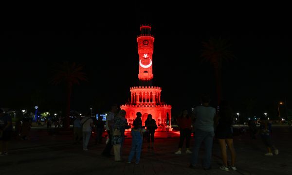 İzmir'in simgeleri ay-yıldıza büründü! 