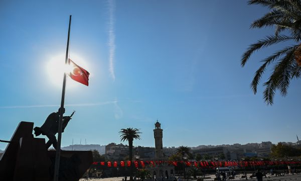 Milli yas: İzmir'de bayraklar yarıya indirildi 