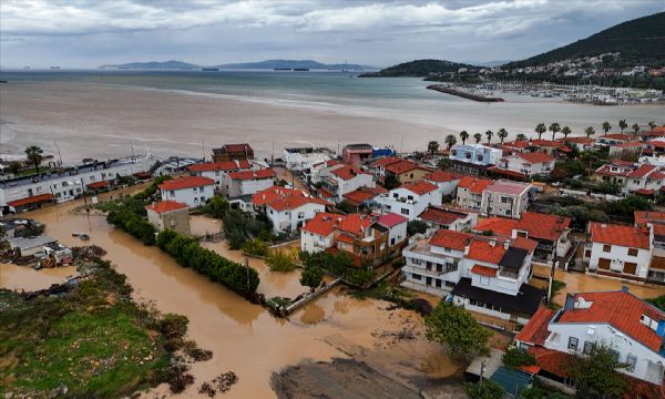 Foça'da sel: Deniz kahverengiye büründü!