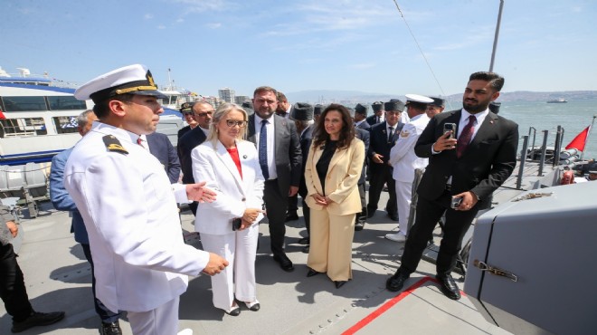 'Karşıyaka Gemisi'nde Zafer Bayramı coşkusu