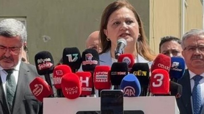 AK Parti'ye geçen Köksal'dan belediye önünde açıklama