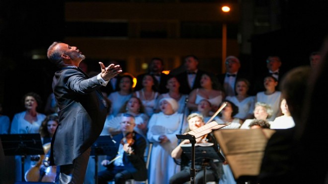 Aliağa'da yağmura rağmen müzik şöleni
