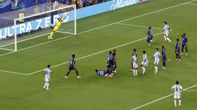 Arjantin sürprize izin vermedi: Messi'den bir rekor daha