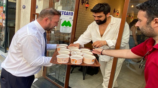 Aşure hayrında ikramları Gümrükçü dağıttı