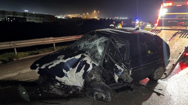 Bariyerlere saplanan otomobil hurdaya döndü!