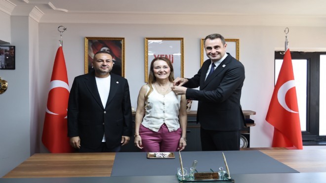 Başkan Mutlu ve 19 meclis üyesi rozeti taktı: Konak'ta çoğunluk YENİ Parti'de!