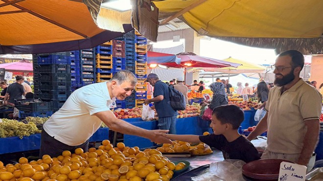 Başkan Tugay'dan pazar sürprizi: Esnafı ve vatandaşı dinledi