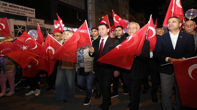 Bayraklı'da kırmızı-beyaz 29 Ekim korteji