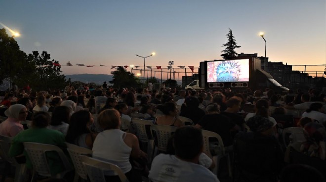 Bornova'da çocuklara ücretsiz sinema keyfi