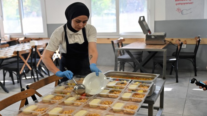 Bornova’da vatandaşa kapı kapı sıcak yemek