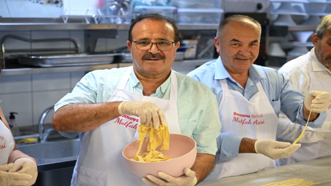 Bornovalı muhtarlardan mesaiye ‘Makarna’ molası