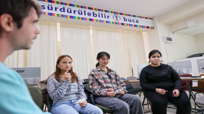 Buca’da gençler İngilizce Konuşma Kulübü ile dil engelini aşıyor