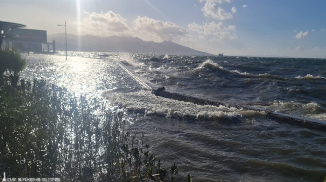 Büyükşehir ekiplerinden sağanak ve fırtına mesaisi