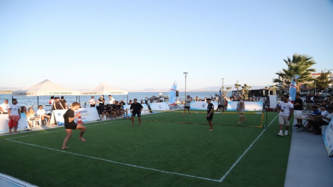 Çandarlı Cumhuriyet Meydanı’nda ayak tenisi heyecanı
