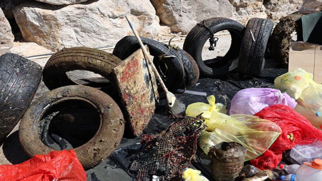 Çeşme kıyılarından 1,5 ton atık çıkarıldı