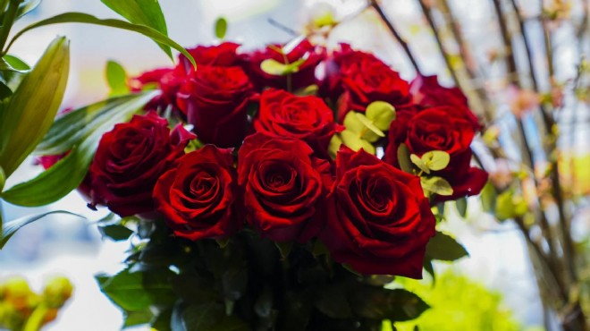 Çiçekçilerde Sevgililer Günü mesaisi