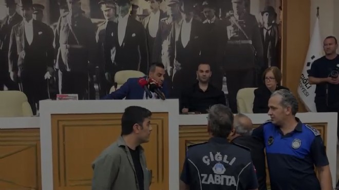 Çiğli’de yüksek tansiyon: Yıldız’a su şişeli protesto!