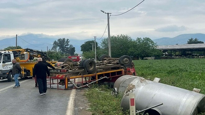 Feci kaza: Kamyon devrildi, otomobil tarlaya savruldu... 5 yaralı!