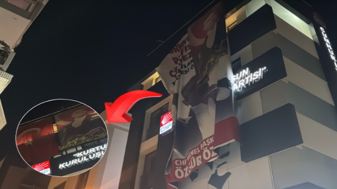 Gümrükçü binaya girdi, posterler indirildi!