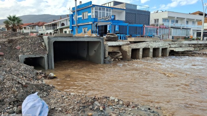 İZSU'nun inşa ettiği kanal Foça'da taşkına set çekti!