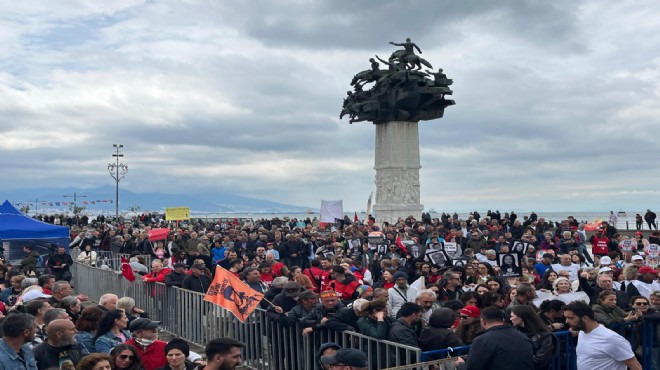 İzmir'de 1 Mayıs: Binler Gündoğdu'yu doldurdu!