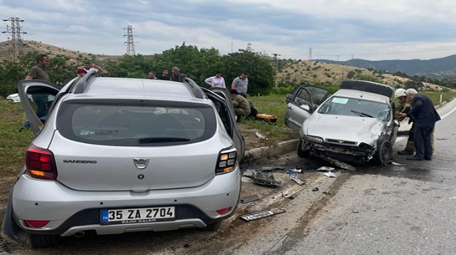 İzmir'de 2 otomobil çarpıştı: 8 yaralı!