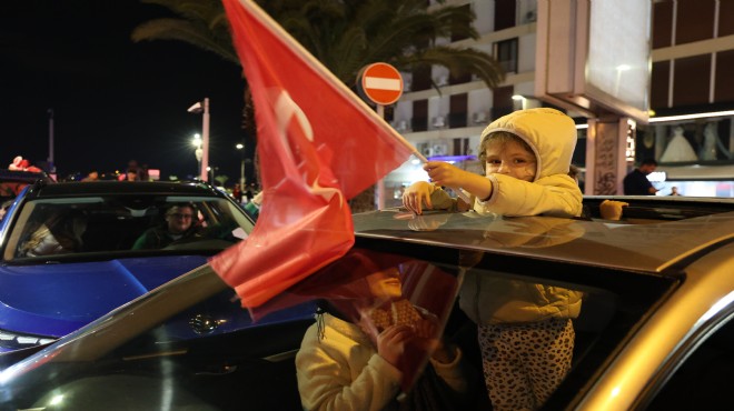 İzmir'de Dünya Kupası sevinci sokaklara taştı!