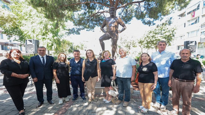 İzmir'de Metin Oktay heykeli önünde anıldı