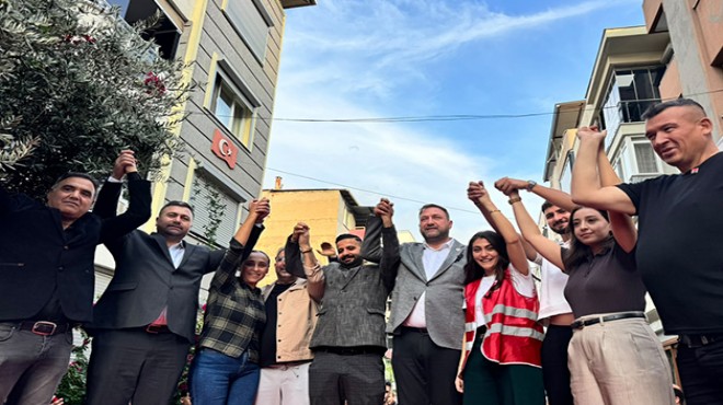 İzmir'de YENİ Parti'den istifa eden 200 kişi CHP'ye katıldı
