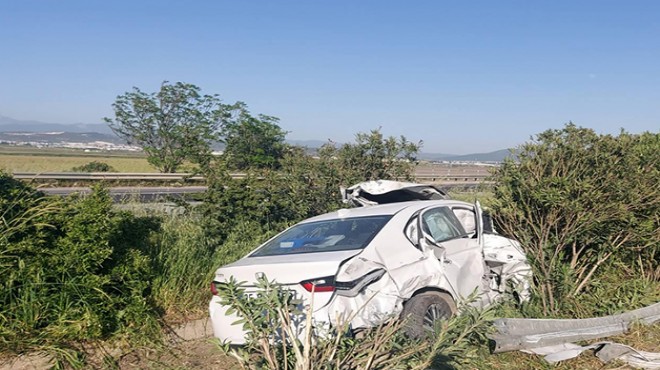İzmir'de feci kaza:Tırla otomobil çarpıştı