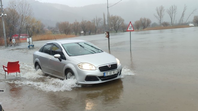 İzmir'de sağanak sonucu Gölcük Gölü taştı