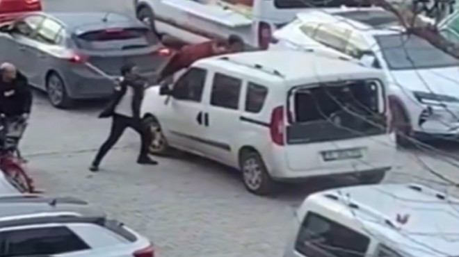 İzmir'de trafikte tartıştıkları sürücüye ve aracına saldıran 2 kişi gözaltına alındı