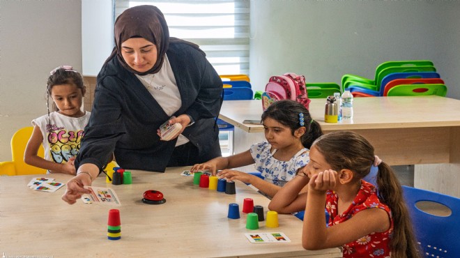 İzmir'de ücretsiz yaz okulu sürüyor: Öğrenciler hem öğreniyor hem eğleniyor