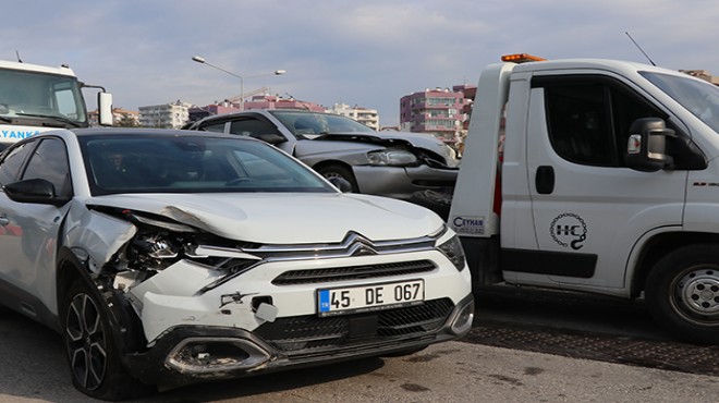 İzmir'de zincirleme kaza: 5 araçta hasar oluştu