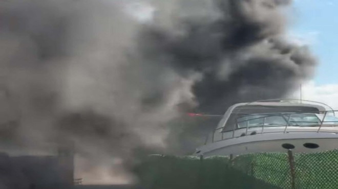 Kara dumanlar gökyüzünü kapladı: Çeşme'de tekneler alev alev yandı!