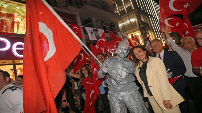 Karşıyaka Çarşısı kırmızı-beyaz!