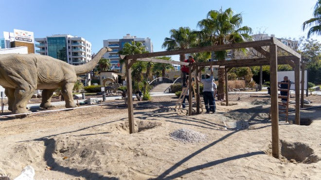 Karşıyaka'da çocukların buluşma noktası yenilendi