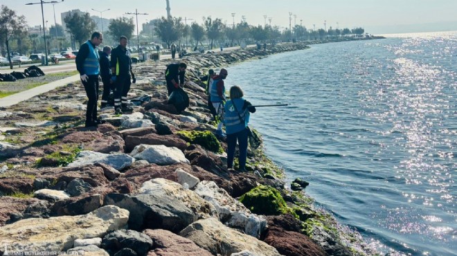 Karşıyaka kıyılarında çevre seferberliği:  300 kilogram atık topladılar!