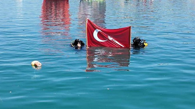 Komandolar su altından Türk bayrağı getirdi