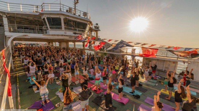 Körfez'de gün batımına karşı yoga