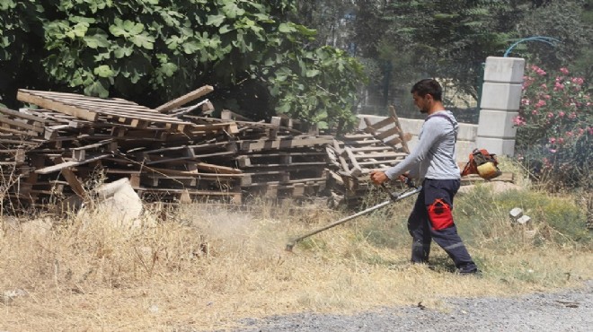 Menderes Belediyesi’nden ot temizliği