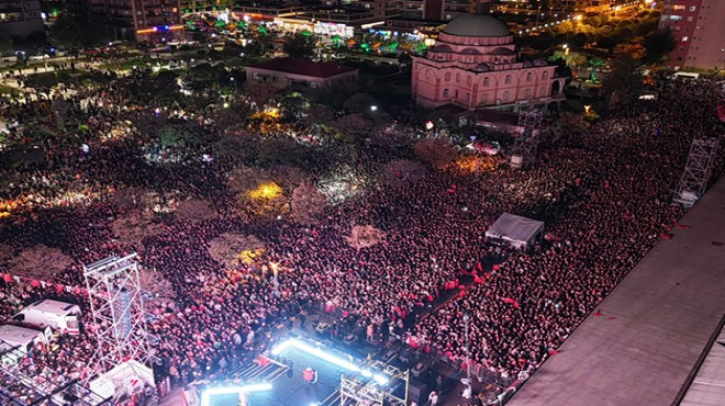 Menemen'de Cumhuriyet coşkusu: On binler Blok-3 ile birlikte söyledi