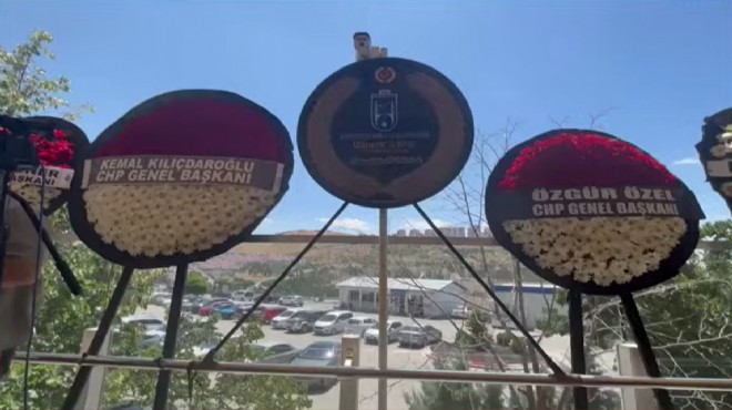 Olcay Baykal'ın cenazesinde dikkat çeken iki çelenk!