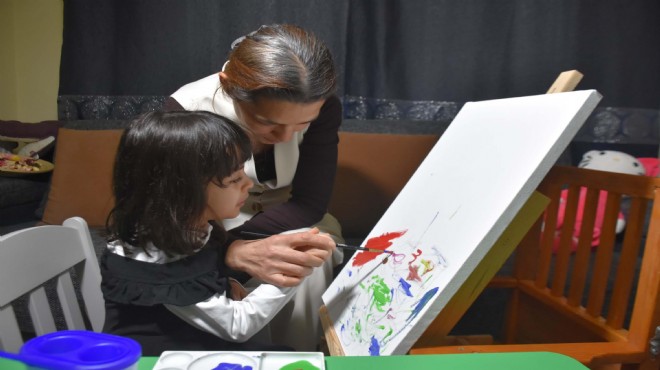 SMA'lı Esra kampanyası için resim yapıyor