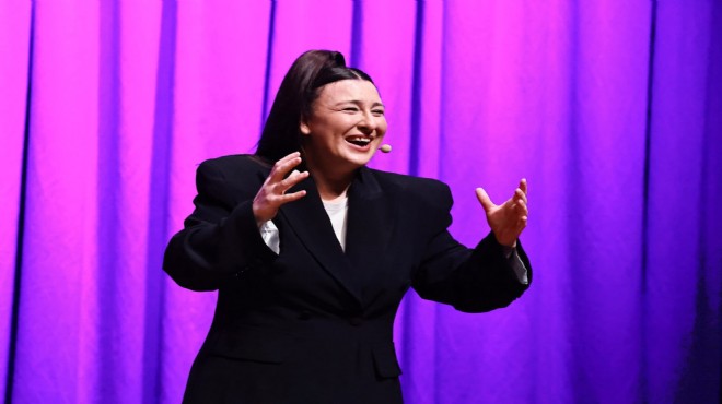 Yasemin Sakallıoğlu, İzmirlileri kahkahaya boğdu