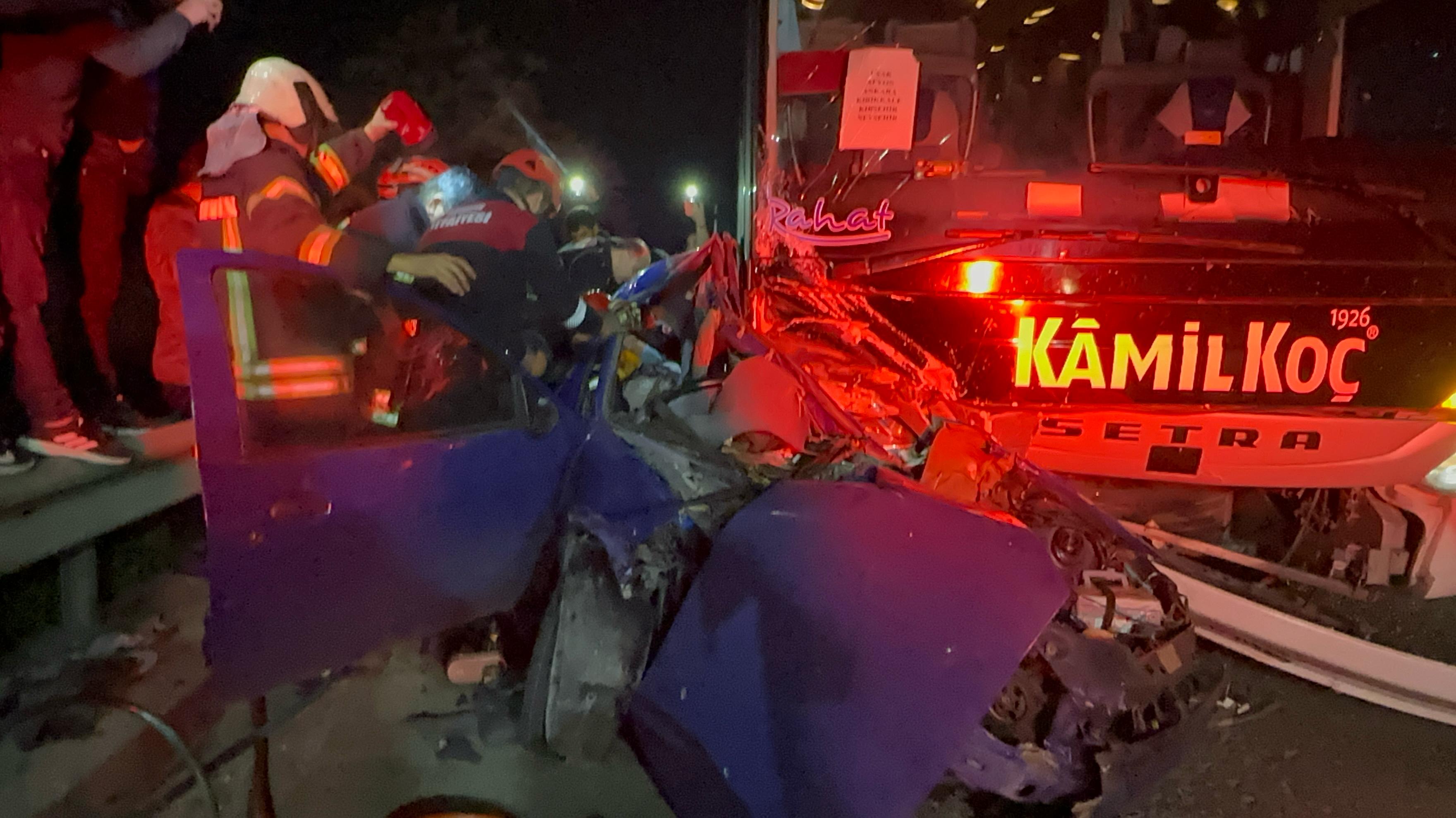 İzmir'de feci kaza! Otobüsle çarpıştı, 200 metre sürüklendi: 1 ölü, 3 yaralı